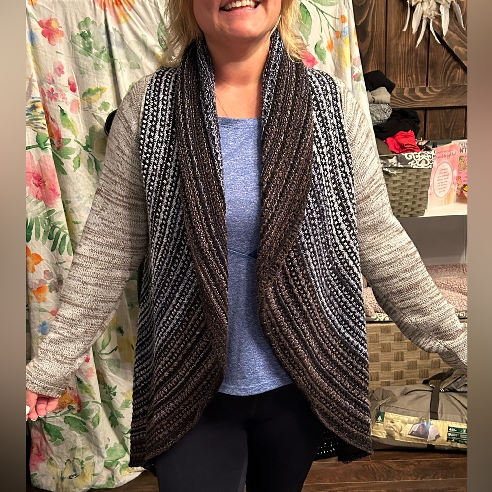 ⚠️🎁3 for $35🎁⚠️ Sizelarge shrug, beautiful colours nice round back knit
